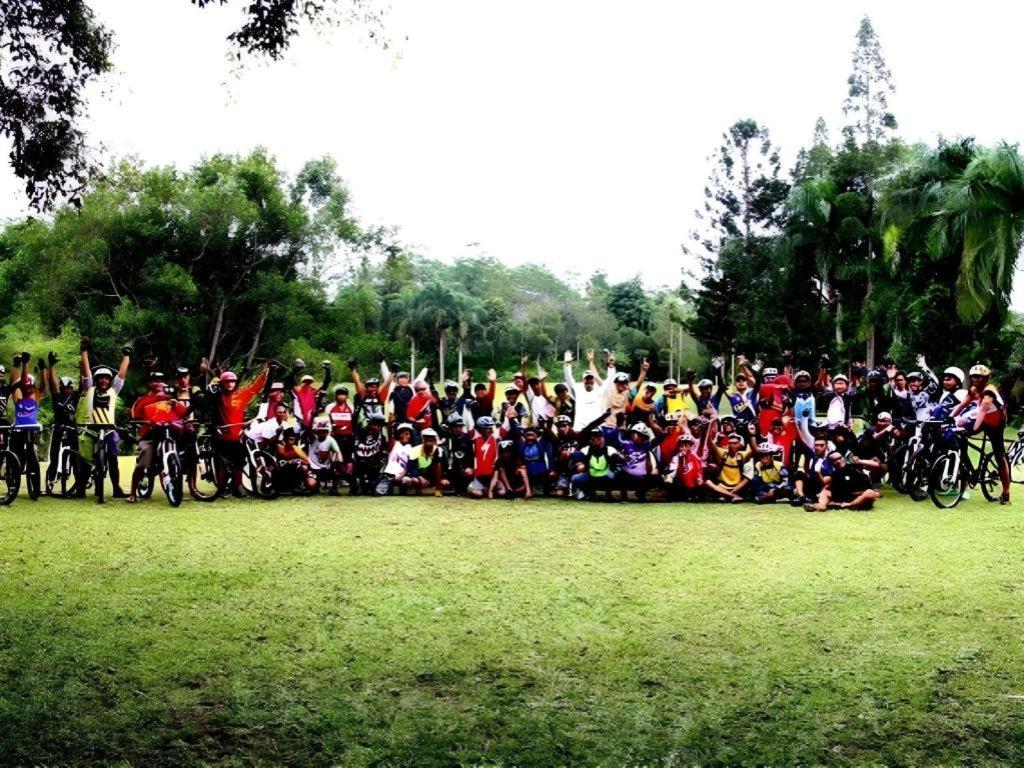 Augusta Sukabumi Hotel Esterno foto