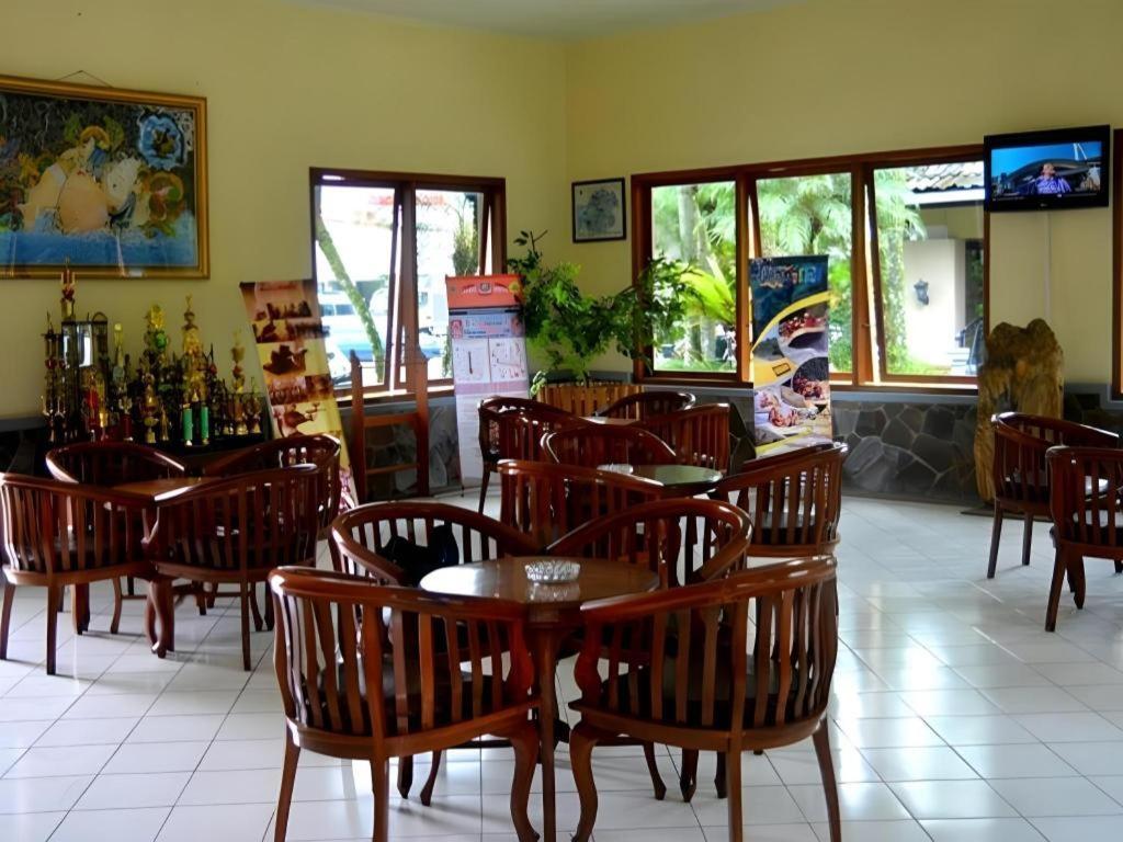 Augusta Sukabumi Hotel Esterno foto