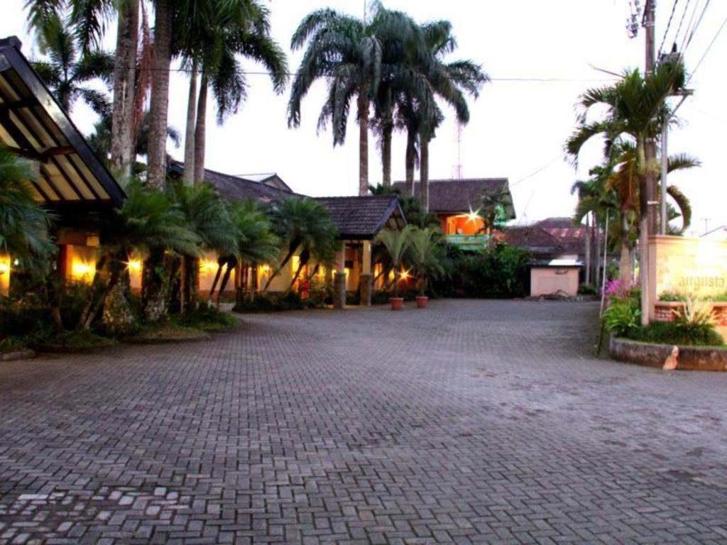 Augusta Sukabumi Hotel Esterno foto