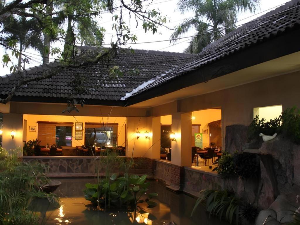 Augusta Sukabumi Hotel Esterno foto