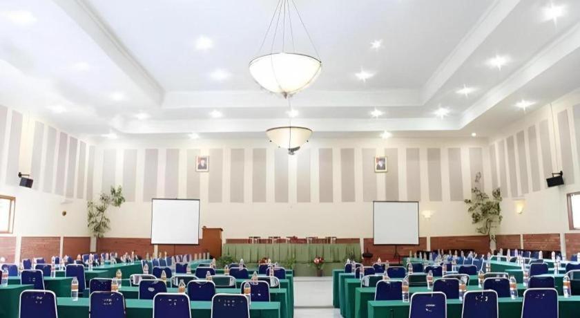 Augusta Sukabumi Hotel Esterno foto