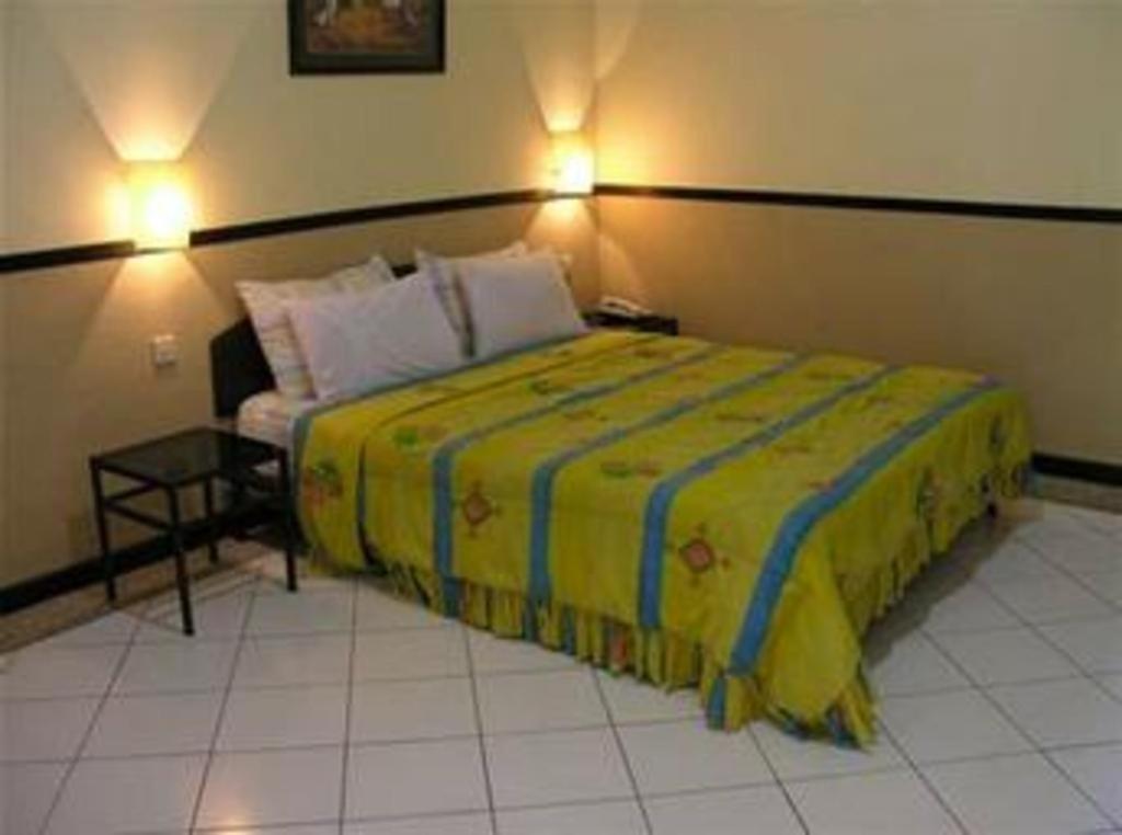 Augusta Sukabumi Hotel Esterno foto